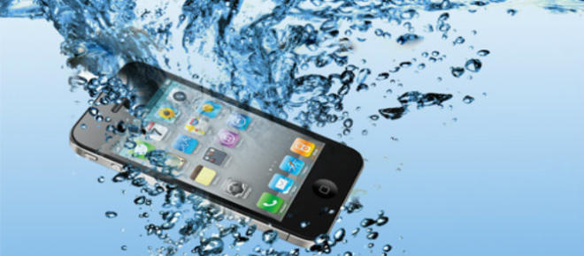 Le smartphone est tombé à l'eau: l'essentiel est de ne pas paniquer