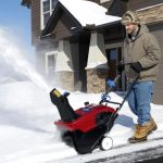 Souffleuse à neige électrique - un assistant idéal dans le pays pour dégager les chemins enneigés